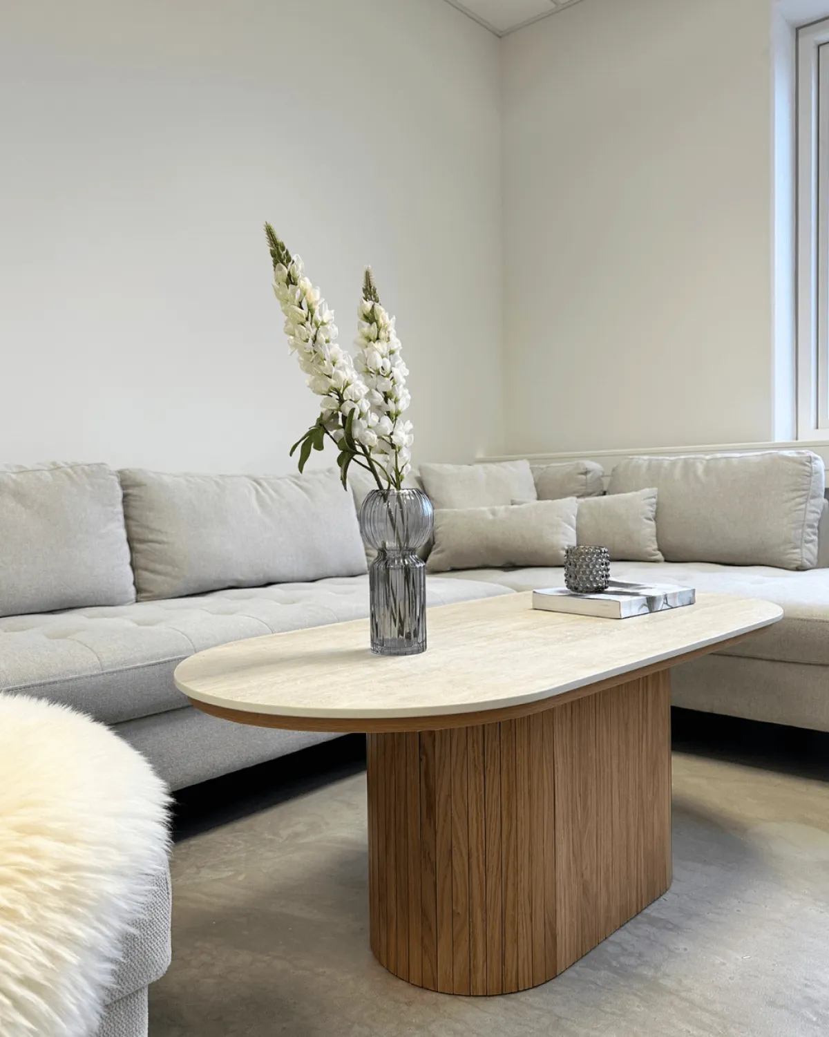 Nimara Bobby - Oval sofabord med lys beige stenbordplade og fod i eg 120x55x45 cm* Sofaborde