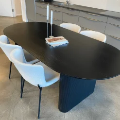 Nimara Carisma sort ovalt lamel spisebord 200 x 100 cm med søjleben* Spiseborde