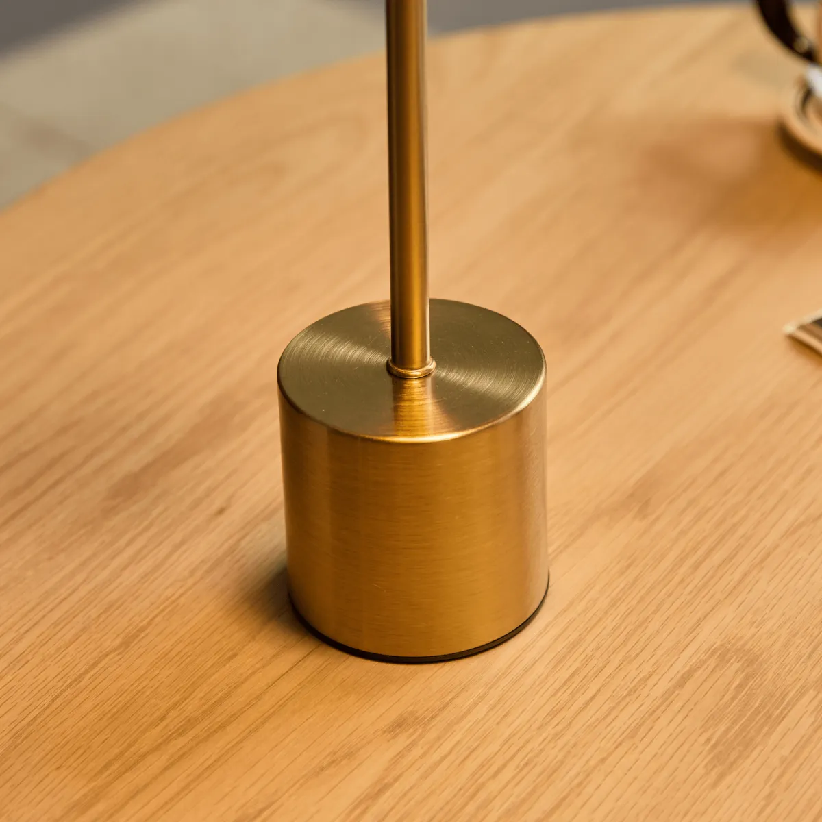 Nimara Elvis LED bordlampe guld* Bordlamper
