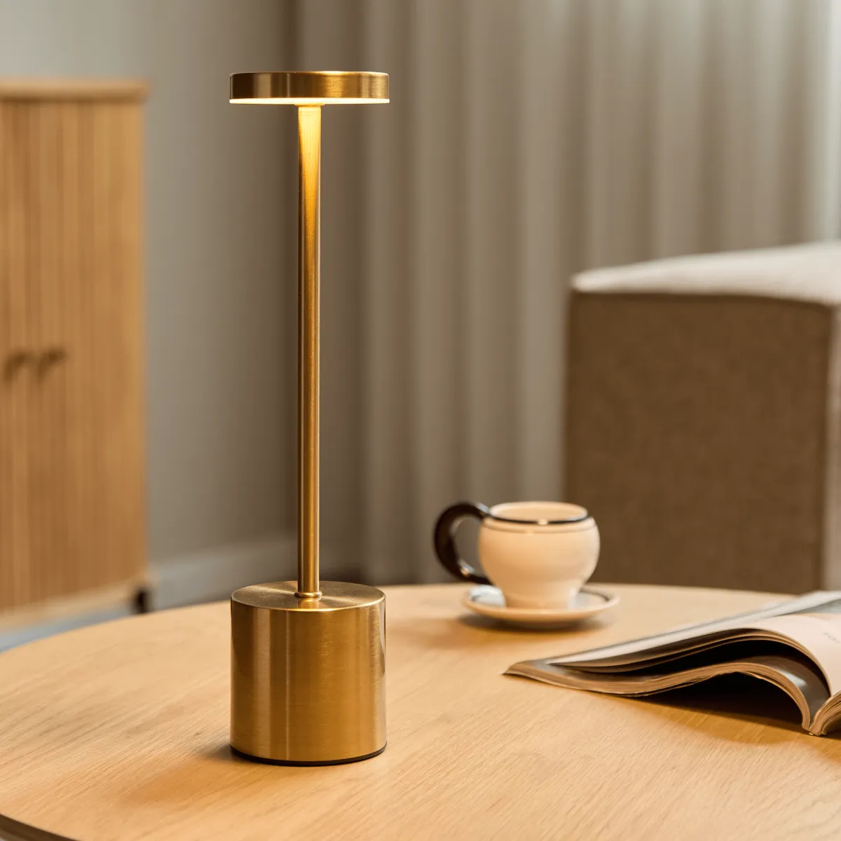 Nimara Elvis LED bordlampe guld* Bordlamper