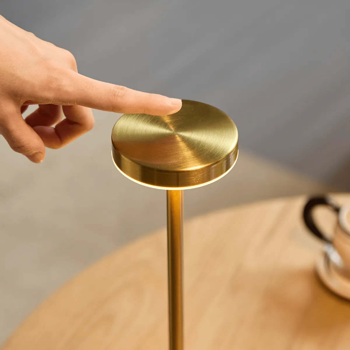 Nimara Elvis LED bordlampe guld* Bordlamper