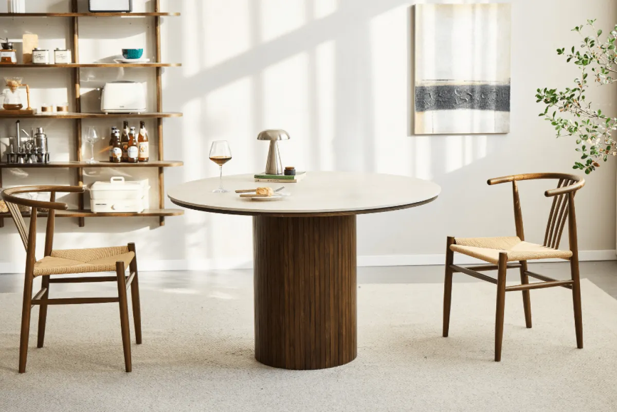 Nimara Enzo rundt spisebord med bordplade i beige sten og lamelfod i røget egetræ Ø120 cm* Spiseborde