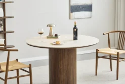 Nimara Enzo rundt spisebord med bordplade i beige sten og lamelfod i røget egetræ Ø120 cm* Spiseborde