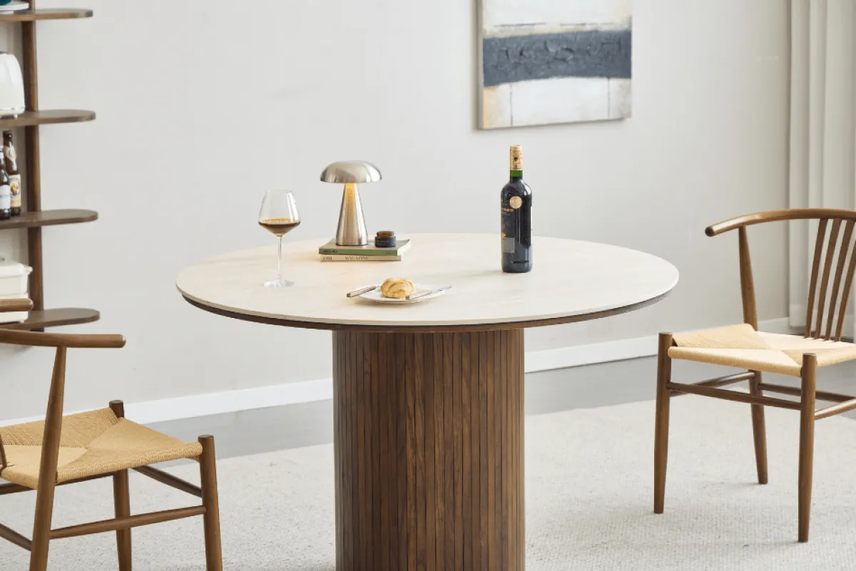 Nimara Enzo rundt spisebord med bordplade i beige sten og lamelfod i røget egetræ Ø120 cm* Spiseborde