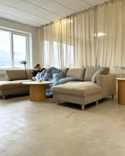 Nimara Enzo sidebord i stenbordplade med eg lamelfod Ø40* Hjørneborde & Sengeborde|Hjørneborde & Sengeborde