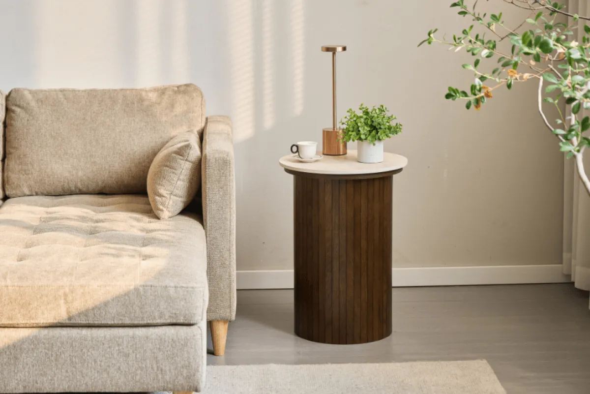 Nimara Enzo sidebord i stenbordplade med røget eg lamelfod Ø40 cm* Hjørneborde & Sengeborde|Hjørneborde & Sengeborde