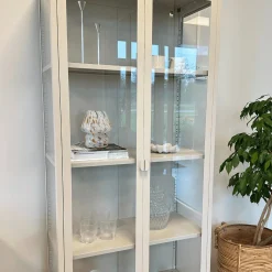 Nimara Herman glas skænk/vitrineskab - Beige metal 80x40x105 cm* Vitrineskabe|Vitrineskabe