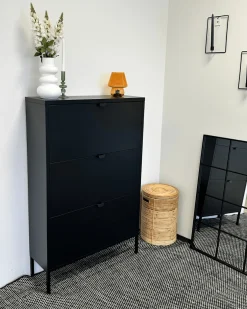 Nimara Herman Skoskab - Sort metal med 3 rum - 80x26x125 cm* Skoskabe|Skoskabe