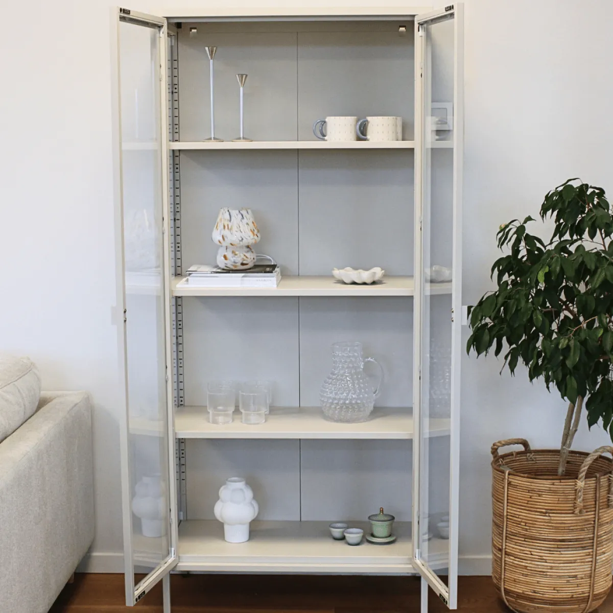 Nimara Herman Vitrineskab - Beige metal/glas - 110x40x140 cm* Vitrineskabe|Vitrineskabe