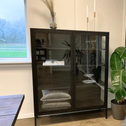 Nimara Herman Vitrineskab - Sort metal/glas - 110x40x140 cm* Vitrineskabe|Vitrineskabe