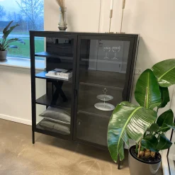 Nimara Herman Vitrineskab - Sort metal/glas - 110x40x140 cm* Vitrineskabe|Vitrineskabe