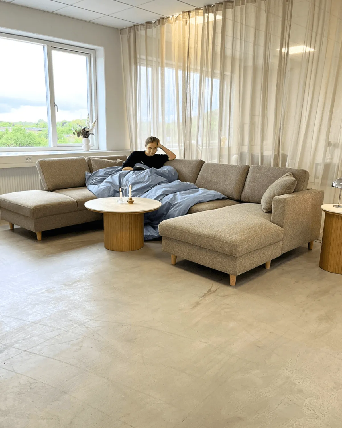 Nimara Jennifer højrevendt u-sofa i sand med chaiselong - L: 300 x D: 208 x H: 82 cm* Sofaer
