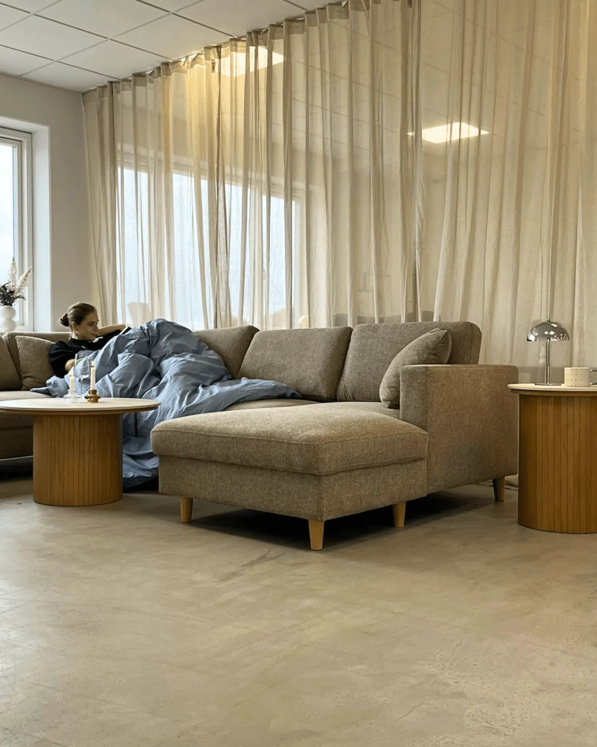 Nimara Jennifer højrevendt u-sofa i sand med chaiselong - L: 300 x D: 208 x H: 82 cm* Sofaer