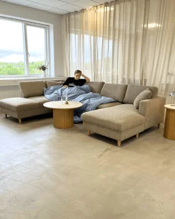 Nimara Jennifer venstrevendt u-sofa i sand med chaiselong - L: 300 x D: 208 x H: 82 cm* Sofaer