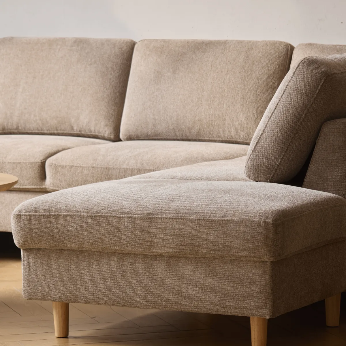 Nimara Jennifer venstrevendt u-sofa i sand med chaiselong - L: 300 x D: 208 x H: 82 cm* Sofaer