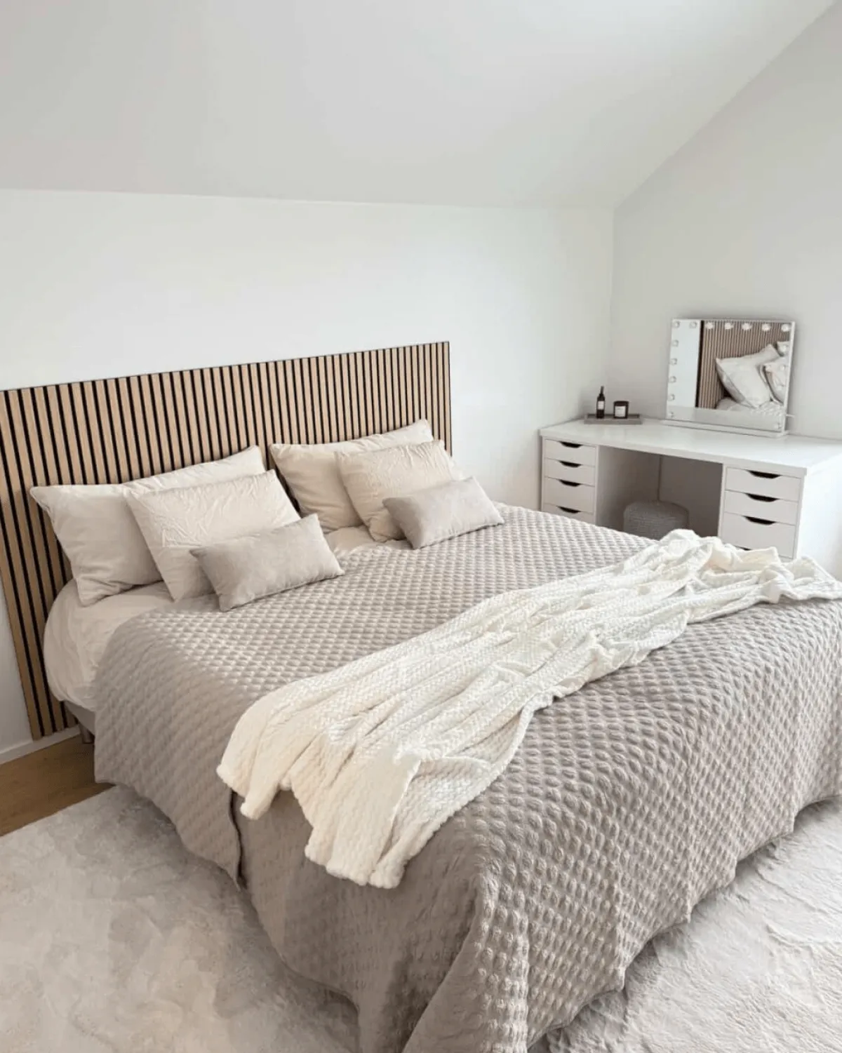 Nimara Kontinentalseng i beige 180x200 cm med 4 cm topmadras i PU-skum inkl. chrome ben* Alle Senge|Kontinentalsenge
