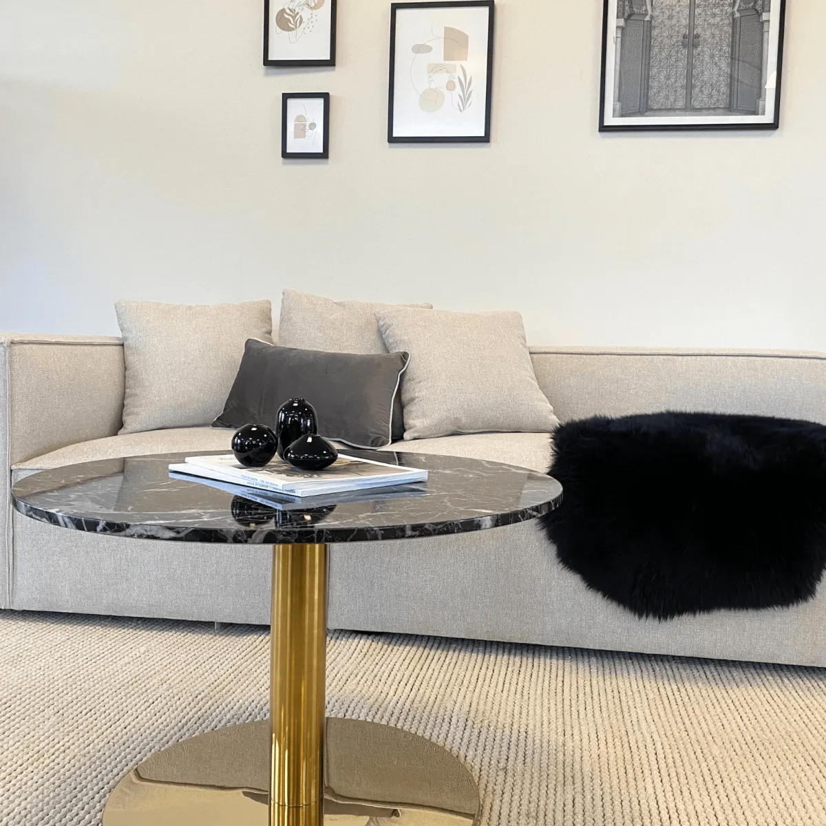 Nimara Lazio rundt sofabord i sort marmor look med guld ben - Ø70 cm* Sofaborde
