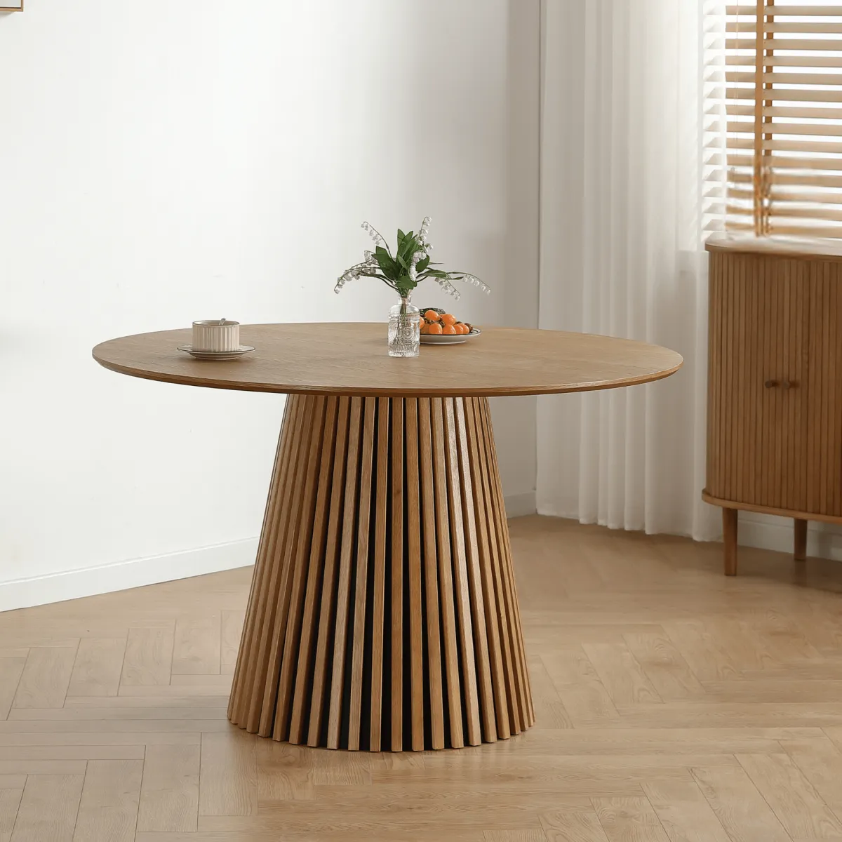 Nimara Lewis - Lamel rundt Spisebord I Egefiner Ø120 cm* Spiseborde