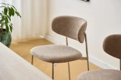 Nimara Lucinda spisebodsstol i chrome med sand tekstil* Spisebordsstole