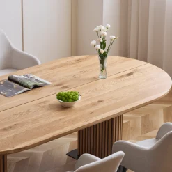 Nimara Matteo - Plankebord med lamelfod i olieret/natur massiv eg 240x120x77 cm* Spiseborde