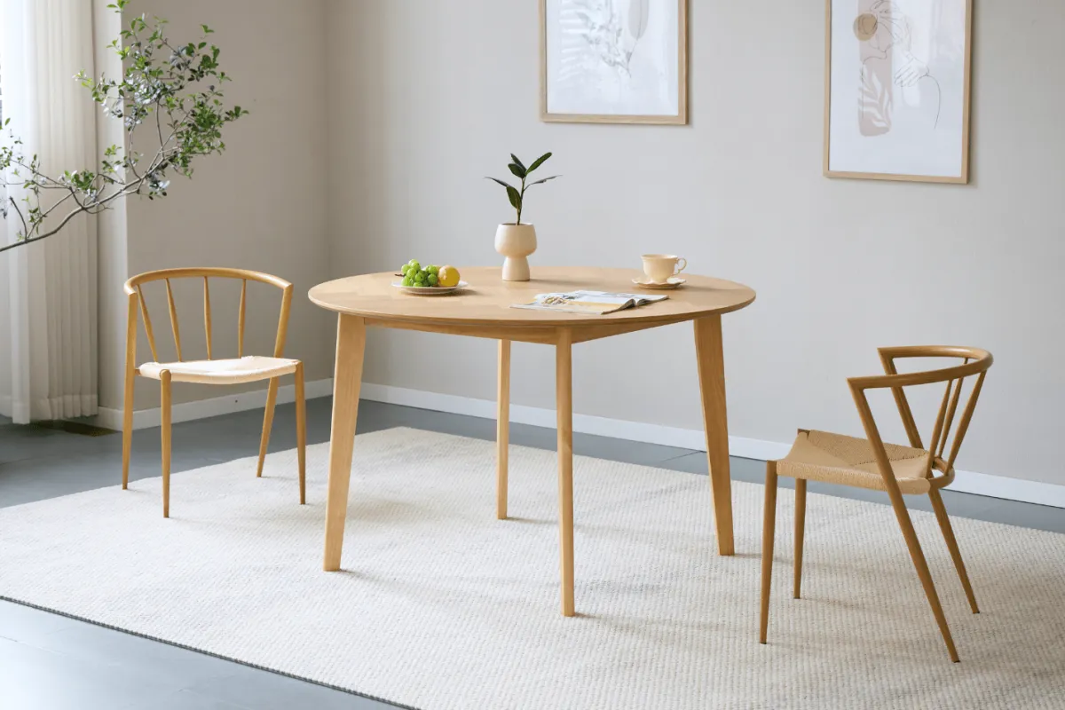 Nimara Miles - Rundt spisebord Ø120 cm i olieret egefiner med sildebensmønster* Spiseborde