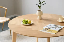 Nimara Miles - Rundt spisebord Ø120 cm i olieret egefiner med sildebensmønster* Spiseborde