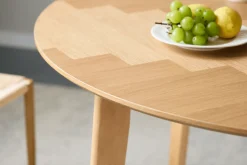 Nimara Miles - Rundt spisebord Ø120 cm i olieret egefiner med sildebensmønster* Spiseborde