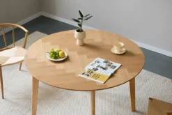 Nimara Miles - Rundt spisebord Ø120 cm i olieret egefiner med sildebensmønster* Spiseborde