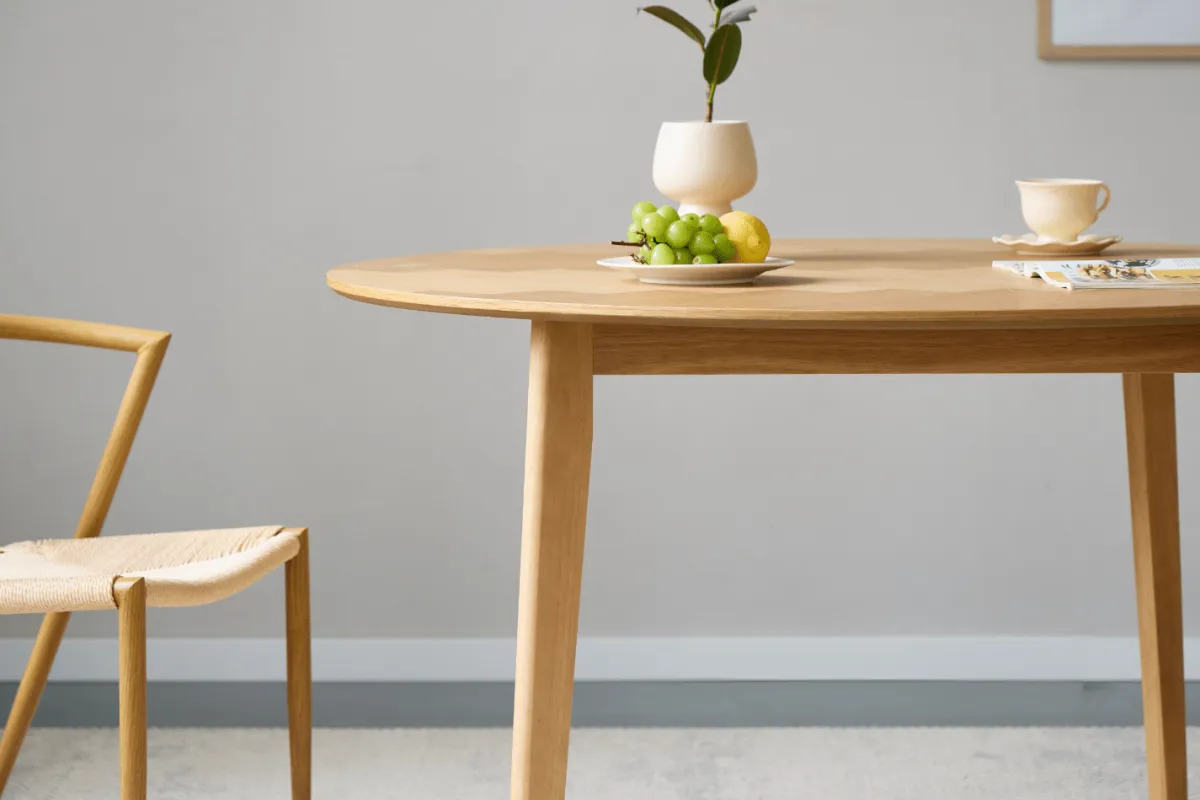 Nimara Miles - Rundt spisebord Ø120 cm i olieret egefiner med sildebensmønster* Spiseborde