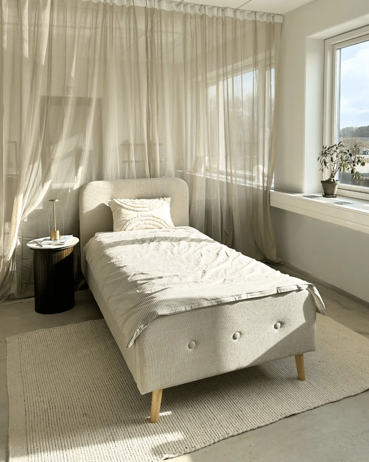Nimara Premium Christian seng i beige 90x200 cm inkl. sengelameller og madrasser* Sengerammer|Alle Senge