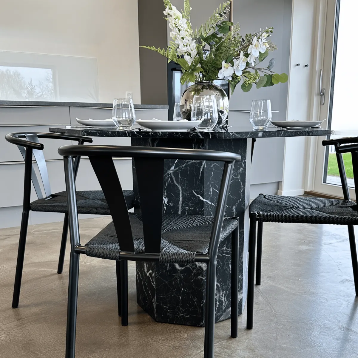 Nimara Shila spisebordsstol sort med flet i sort* Spisebordsstole