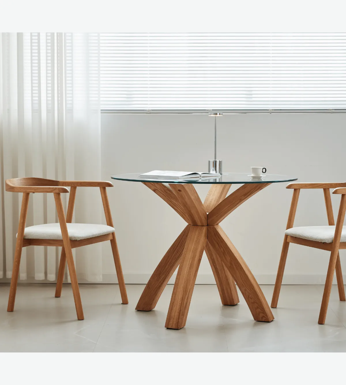 Nimara Sidney - Glas spisebord med ben i massiv egetræ Ø100 cm* Spiseborde
