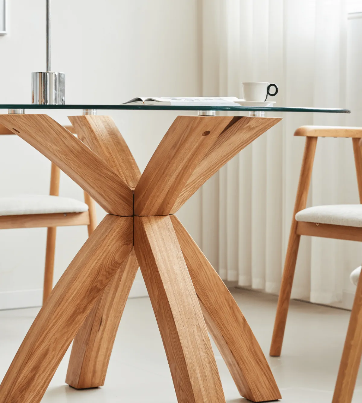 Nimara Sidney - Glas spisebord med ben i massiv egetræ Ø100 cm* Spiseborde