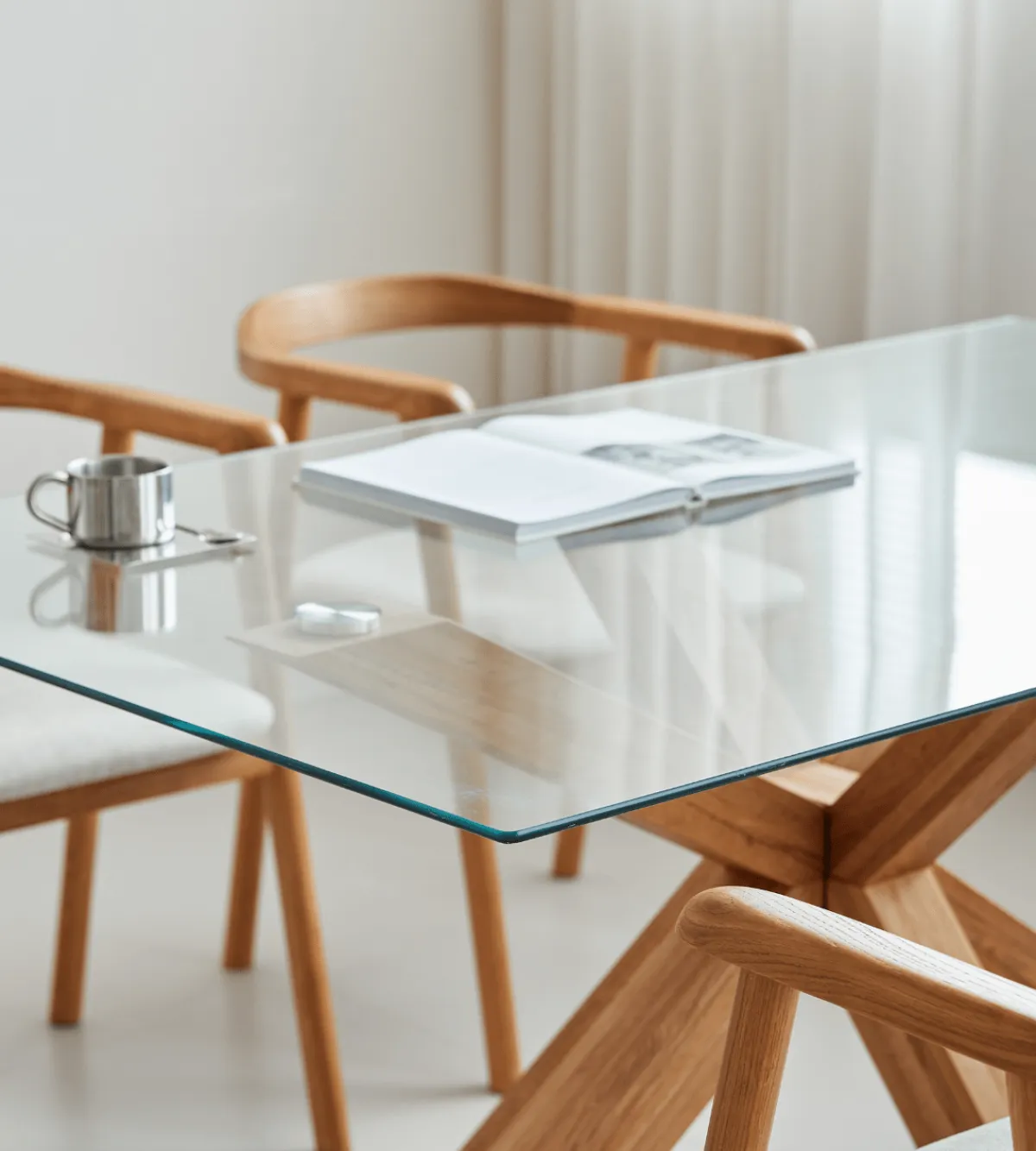 Nimara Sidney - Glas spisebord med ben i massiv egetræ 150x90 cm* Spiseborde
