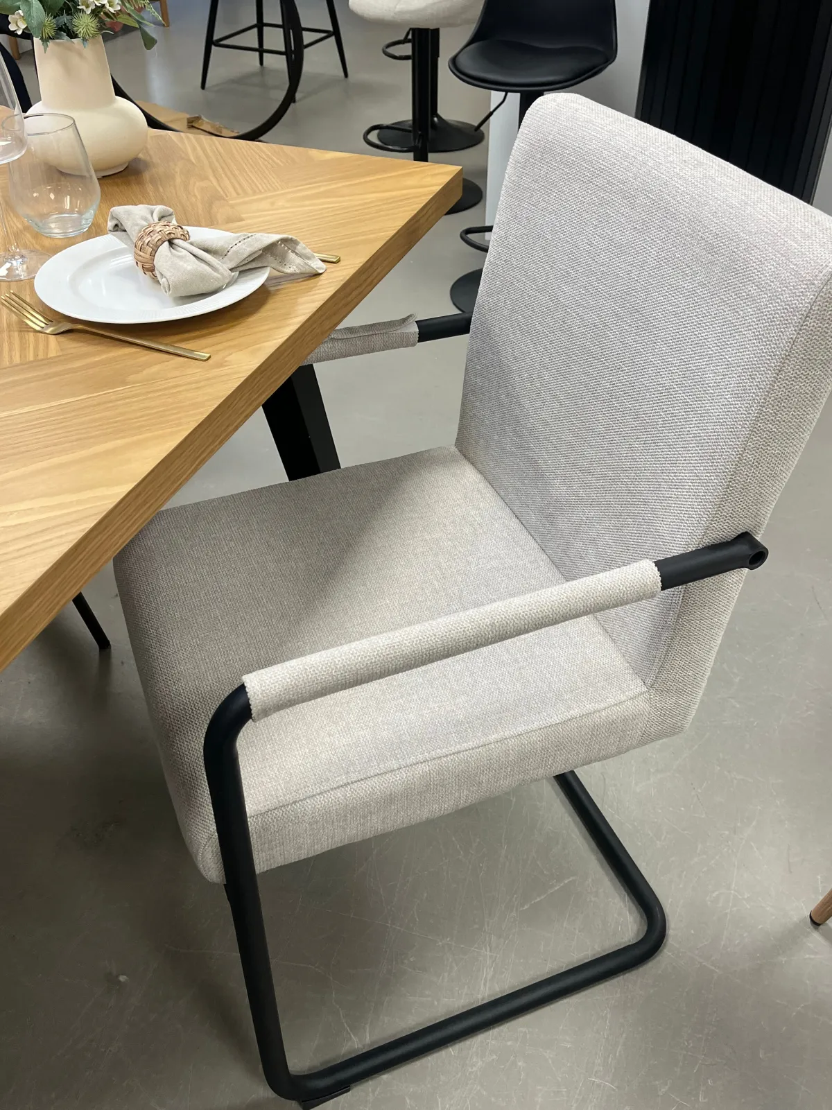 Nimara Tessa spisebordsstol i beige tekstil* Spisebordsstole