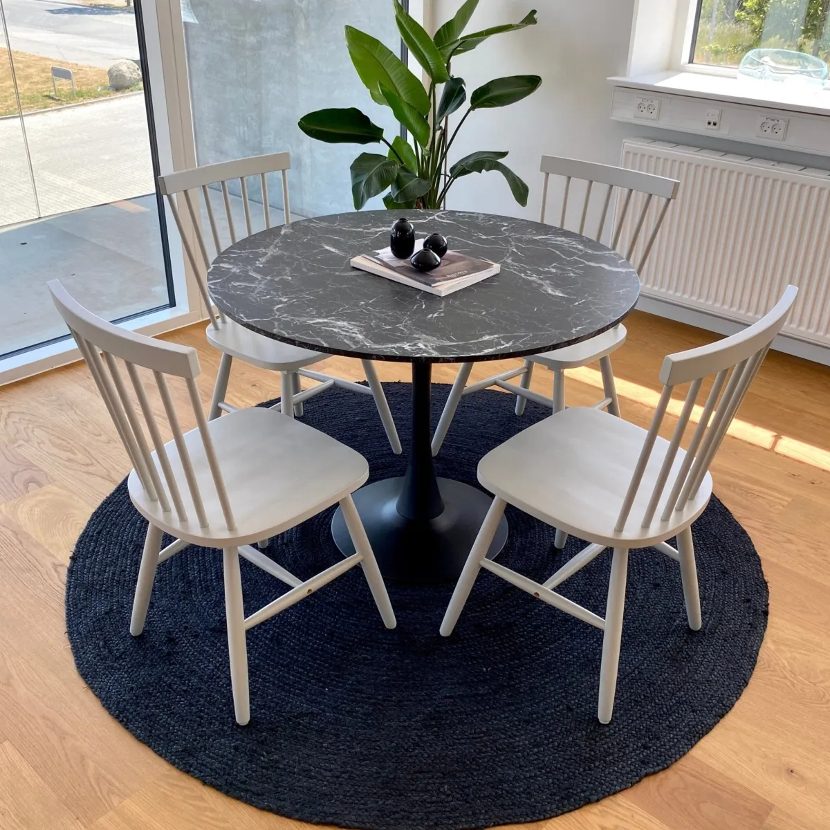 Nimara Zander - Rundt sort marmor-look spisebord med trompetfod - Ø100 cm* Spiseborde