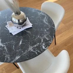 Nimara Zander - Rundt sort marmor-look spisebord med trompetfod - Ø100 cm* Spiseborde