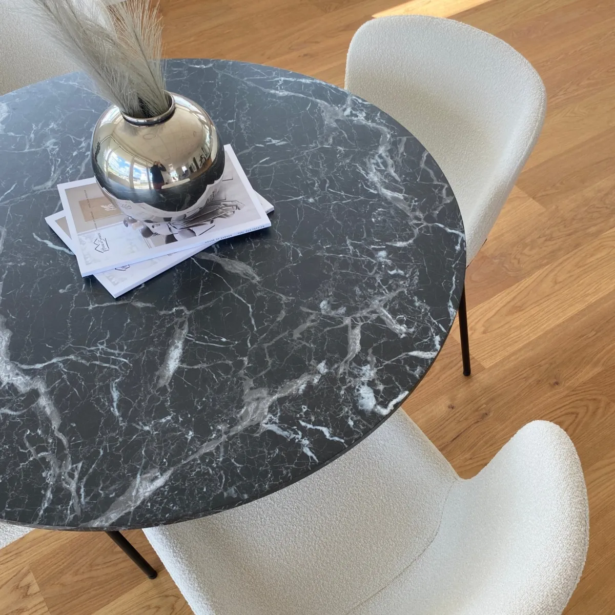 Nimara Zander - Rundt sort marmor-look spisebord med trompetfod - Ø100 cm* Spiseborde